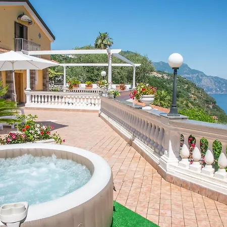 לינה וארוחת בוקר Costanza Sorrento 4*