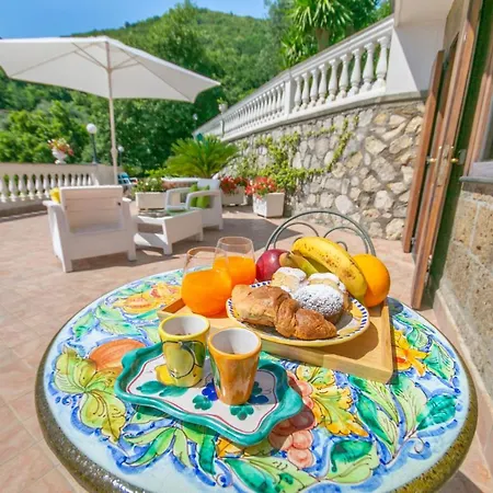 לינה וארוחת בוקר Costanza Sorrento 4*