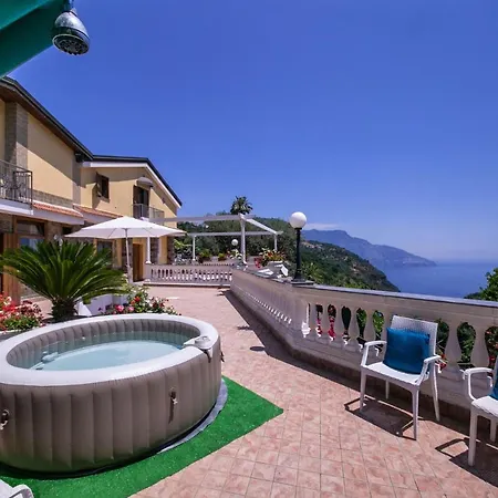 לינה וארוחת בוקר Costanza Sorrento 4*