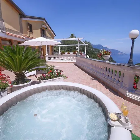 לינה וארוחת בוקר Costanza Sorrento 4*